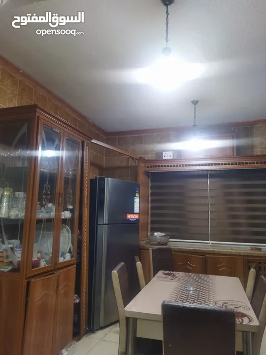 شقه للبيع في الزرقاء / جبل طارق _شارع الشلال قرب مدرسه رملة بنت ابي سفيان