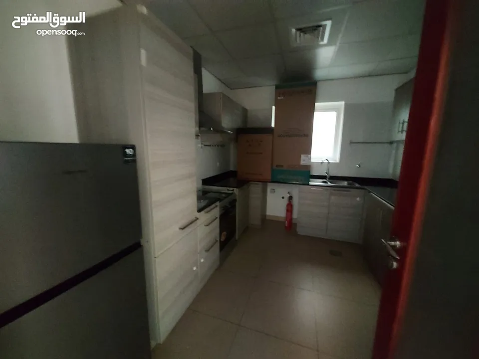 2 Bedrooms Apartment for Rent in Ghubra MGM REF:994R