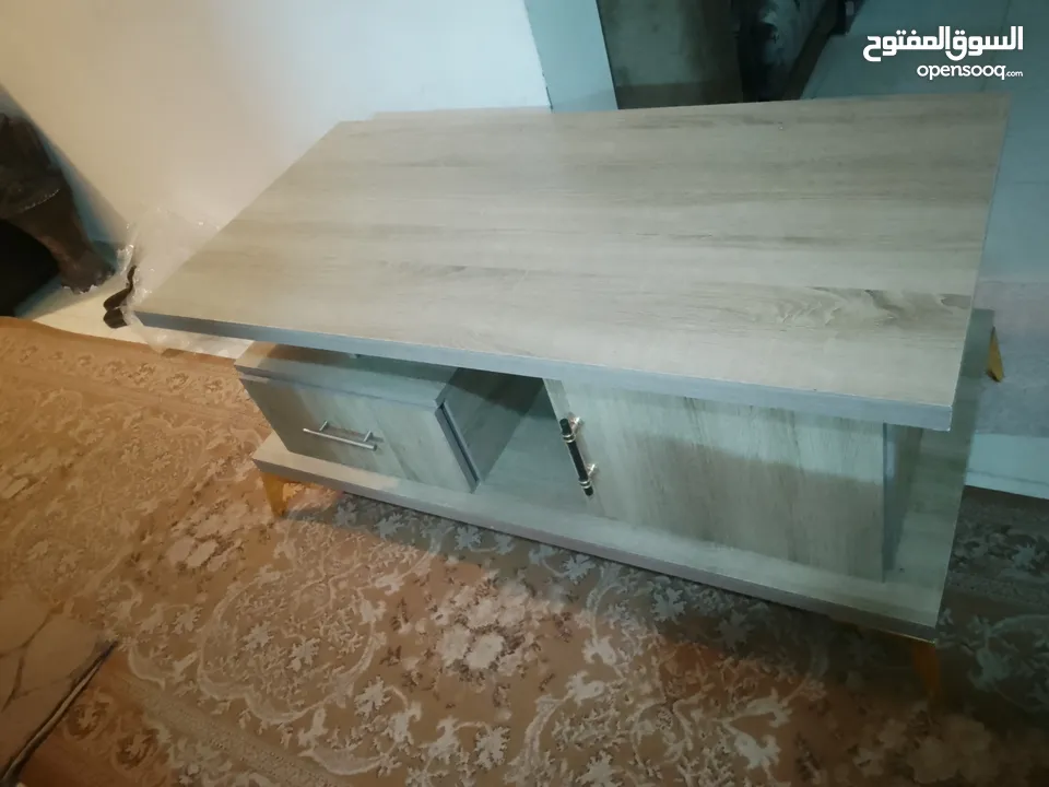 ترابيزه لمينيت بالكامل رجلين ستيل لون ذهبي الترابيزه بالكرتونه ولا خدشه الله يطرح البركه