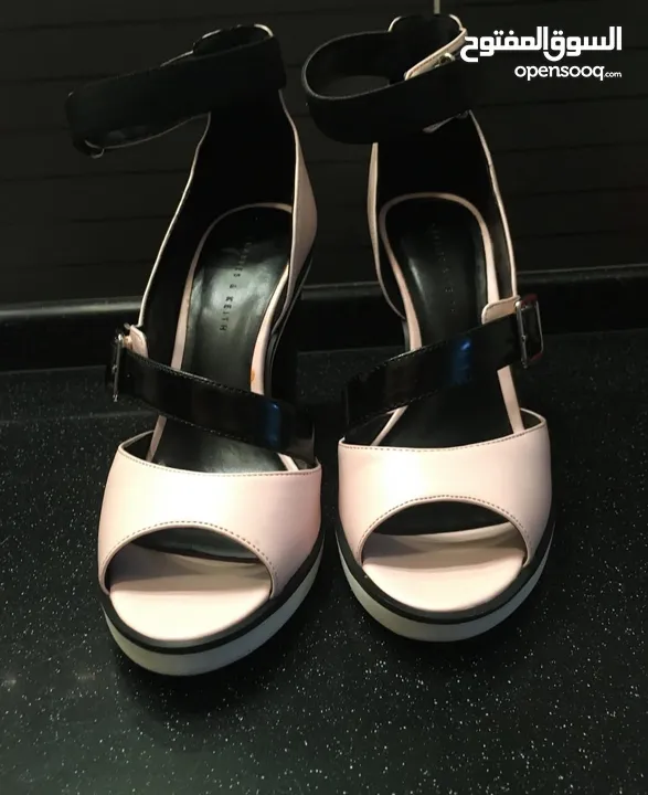 صندل مريح جداً من Charles & Keith مميز جداً لقطة
