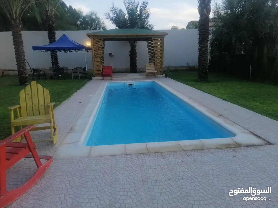ايجار استراحة في طرابلس طريق المطار بها مطبخ كامل وغرفة وصالة ومكان للشواة حوض سباحة وضلةودجطونى