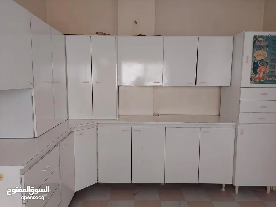 شقة للبيع في الزرقاء شبه طابق ارضي خمس درجات للطابق الاول موقع مميز، الله يطرح البركة لصاحب النصيب.