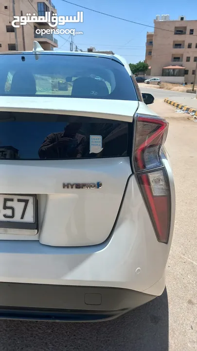 تويوتا بريوس لون ابيض لؤلؤي فحص 3 جيد بسعر مغري قابل للبدل