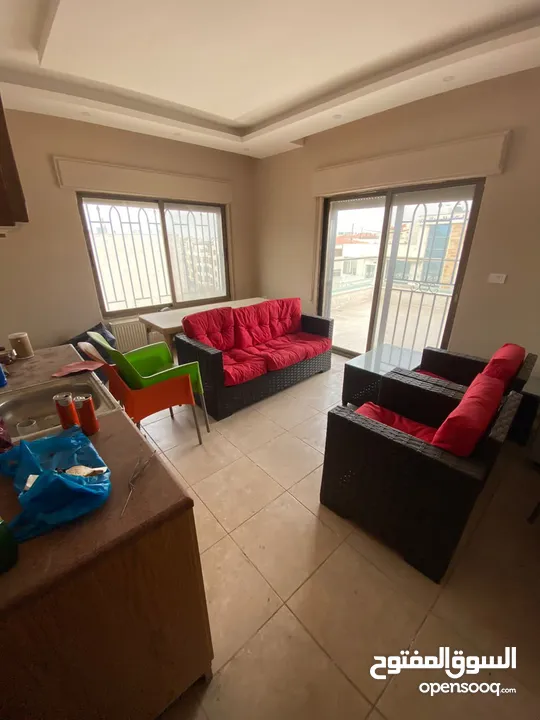 شقة طابق ثالث مع رووف بسعر مميز في منطقة حي الصحابة
