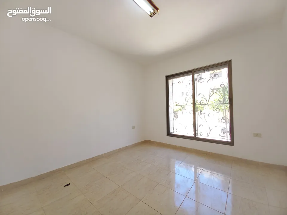 شقة غير مفروشة للايجار في الصويفية  ( Property 33702 ) سنوي فقط