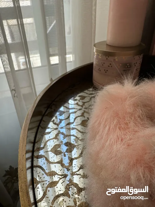 طاولتين خشب قاعده حديد من Ashley للبيع بسعر مغري مستعمل استعمال بسيط طاولتين خشب قاعده حديد