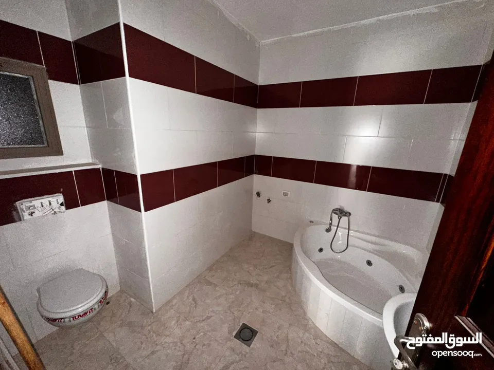 شقه للبيع في الطيره بالقرب من مدرسه زياد ابو عين بسعر مغري