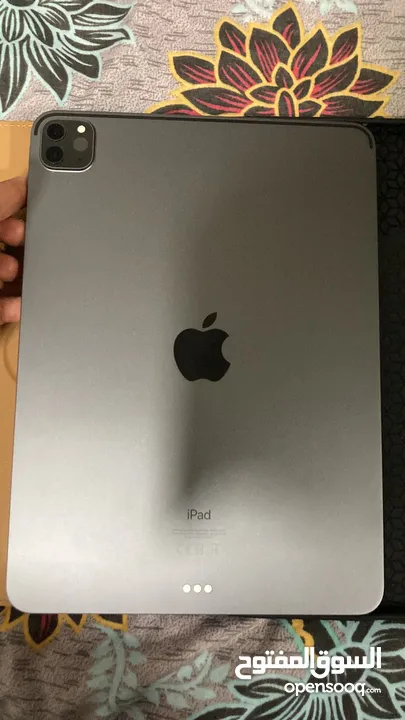 ipad pro 11inch 2nd gen 256gb للبيع ايباد برو مع  الكرتون والتشرش الأصلي والكيبل الأصل وقلم