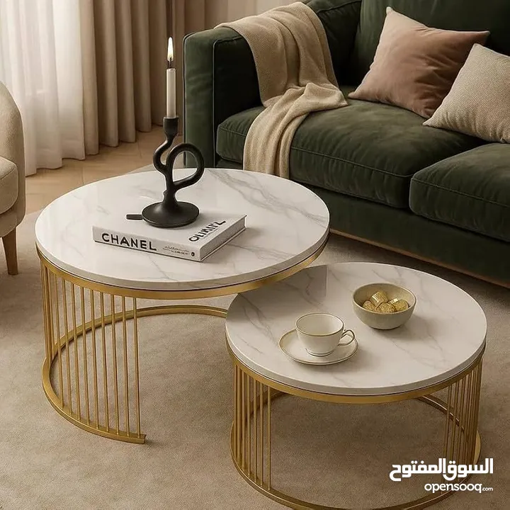 طاولات مودرن متداخلة فخمة تصميم راقٍ يجمع بين البساطة والأناقة، سطح رخامي أبيض بنقشة طبيعية