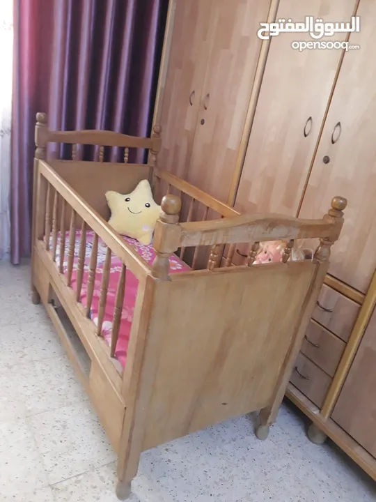 تخت أطفال زان للبيع إلى عمر 5 سنوات.........................................................