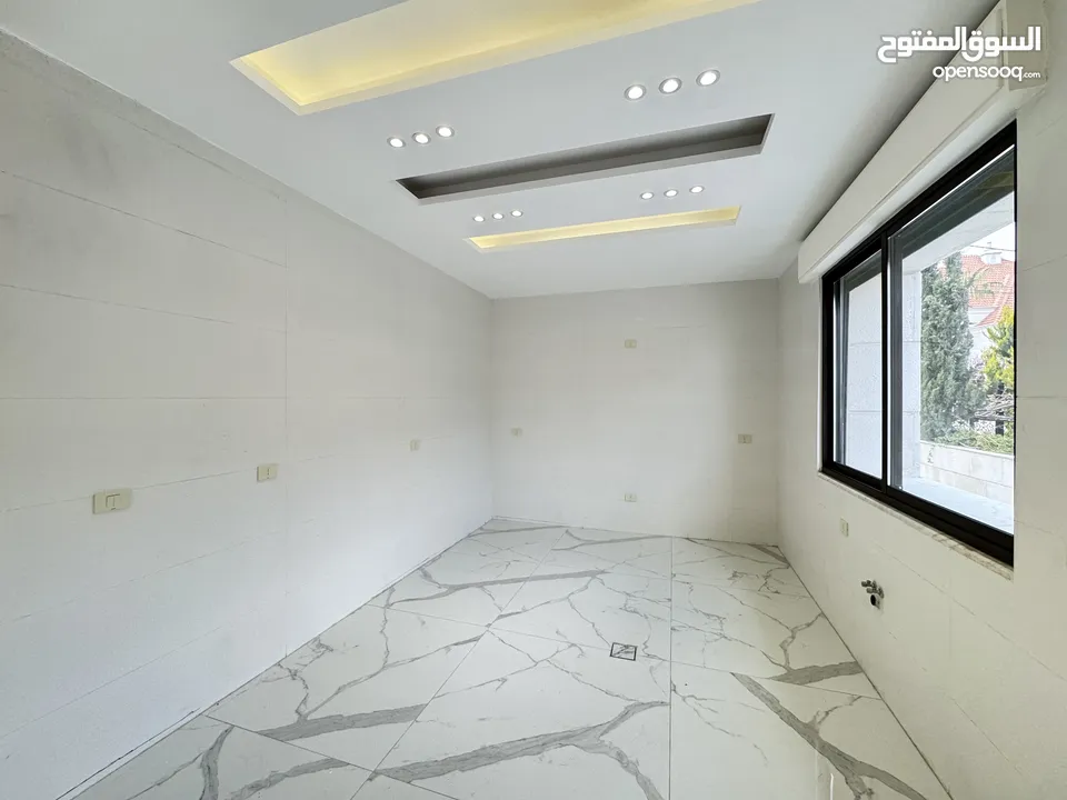 شقة بتشطيبات مميزه طابق ارضي مساحة 240م باجمل منطاق خلدا (مشروع 107)
