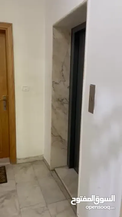 شقة للبيع  في اجمل مناطق الجبيهة قرب الجامعه الاردنيه الطابق الأول مساحة 170 متر  من المالك مباشرة