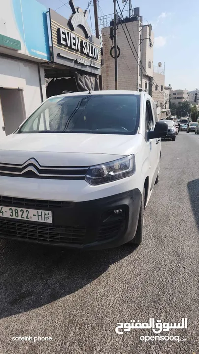 سياره سيتروين برلينجو موديل 2021 جير عادي  6 غيار  تحكمات هوك خلفي السياره 4+1 نظيفه
