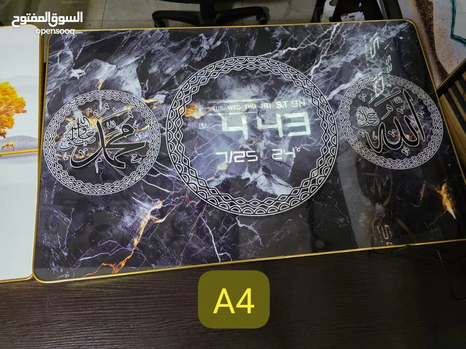 برواز مميز جدا مع ساعة ديجتال تعرض الوقت والتاريخ ودرجة الحرارة مرفق سلك الكهرباء وبراغي التثبيت .