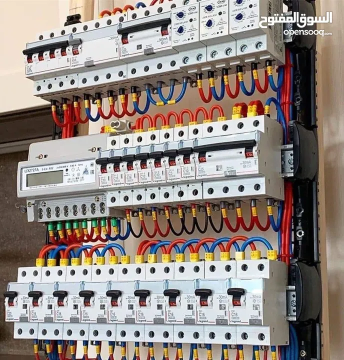 تجميع وصياتة لوحات التحكم الكهربائية ،العمل بمواصفات ومخططات هندسية
