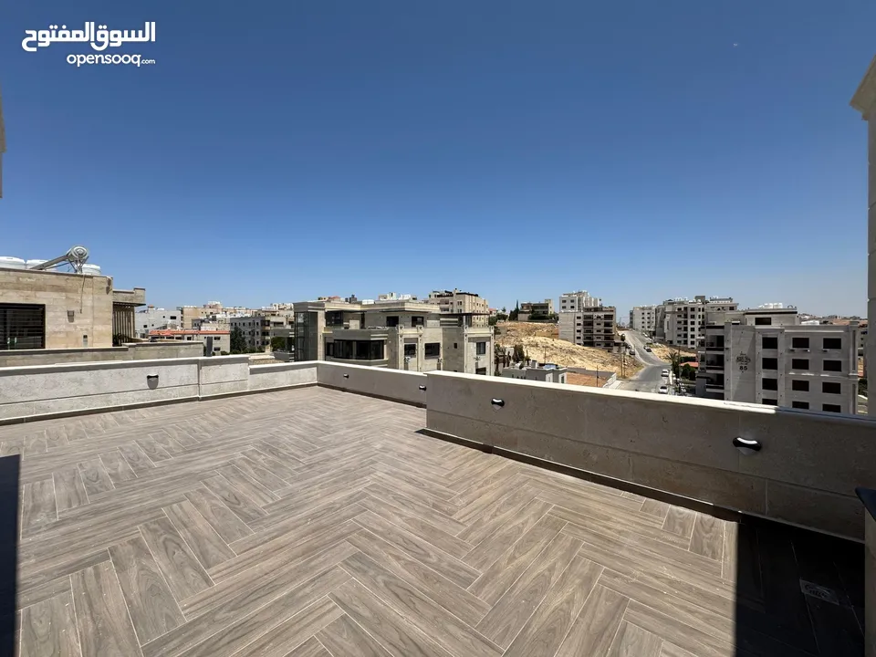 شقة بسعر مغري شارع المطار حي النخيل طابق ثالث مع روف دوبلكس  مساحة 225 م وترس خارجي 90 متر