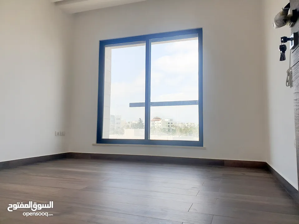 جبل عمان شقة طابقية 4 غرف نوم ذو اطلالة عاليه