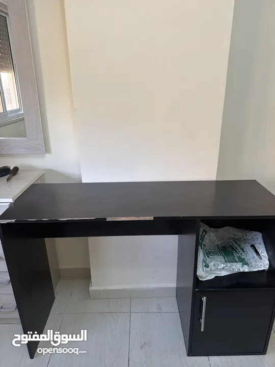 مكتب دراسي للبيع مستعمل الطاوله العرض :120cm الطول 80cm العمق 40cm الكرسي كروم ويتحمل اوزان ثقيله