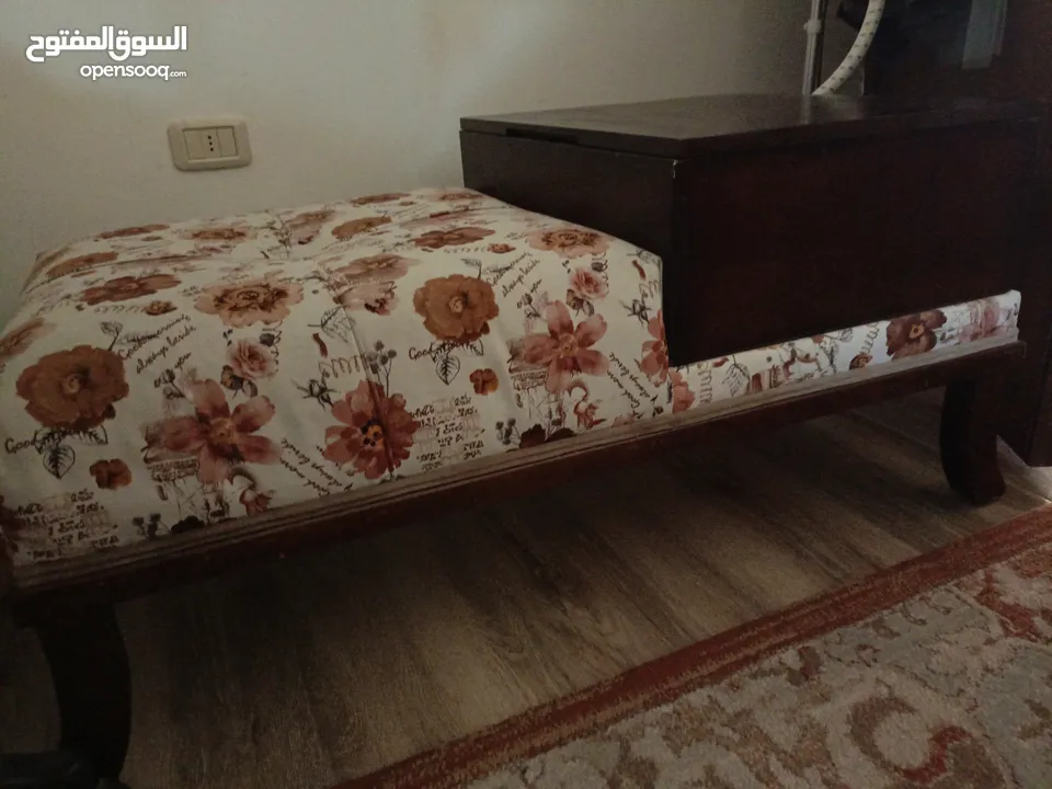 طقم كنب تركي 7 مقاعد+طاولة بوفيه جانبية وطقم طاولات سيكوريت 3 قطع شبه جديد للبيع لعدم توفر المساحة