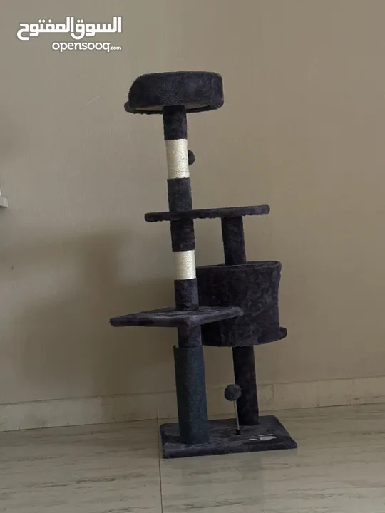 بيت للقطط بلون الكحلي جميل جدا يتكون من اربع اشياء