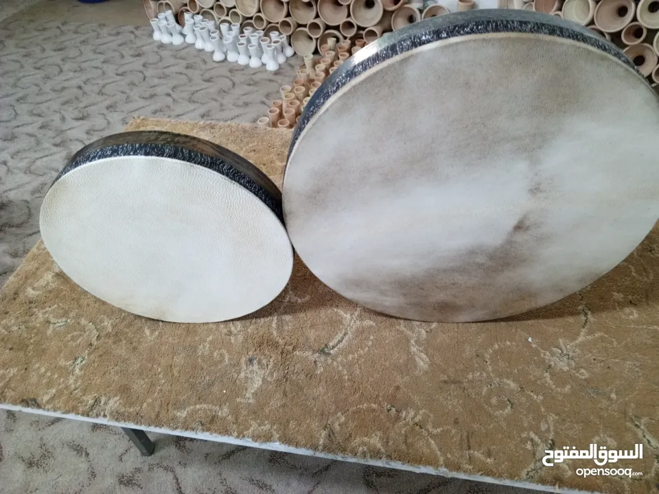 مجموعة متنوعة من الالات الموسيقية من الجلد الطبيعي وشغل يدوي 100%