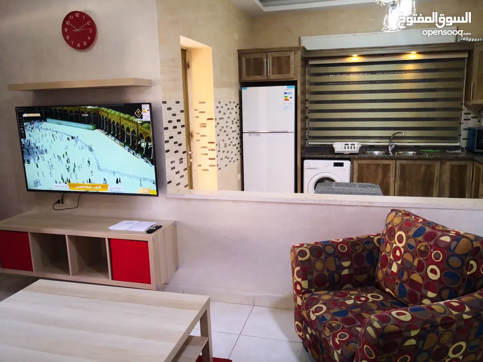 شقة مفروشة ارضية فاخرة للايجار بالقرب من الجامعه الاردنيه و جامعة الاميرة سمية الجبيهة 4 من المالك م