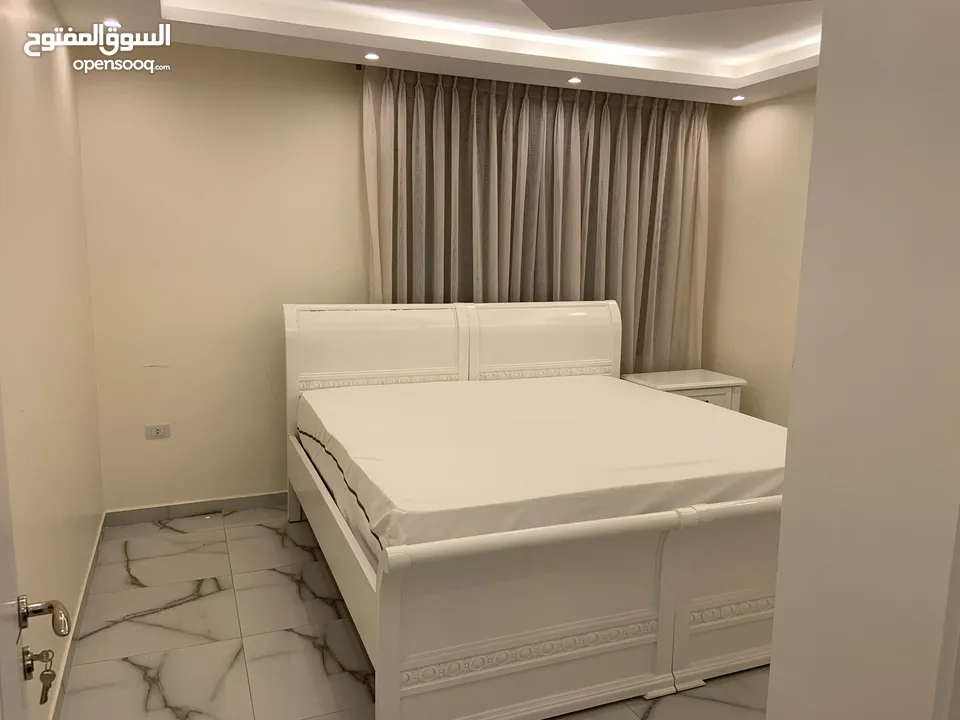 شقة سكنية طابق آخير ( الروف / شقتين )   للبيع في أجمل مواقع إربد