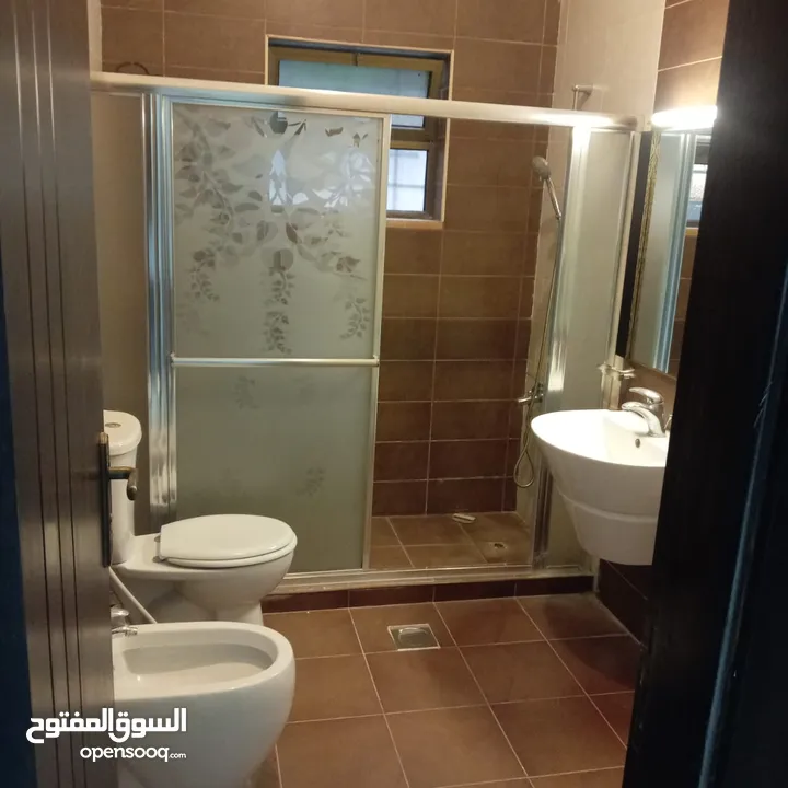 خلدا ـ شقه ارضيه فارغه للايجار ـ 200 متر داخلي  200 متر خارجي + حديقه مشجره - كراج خاص