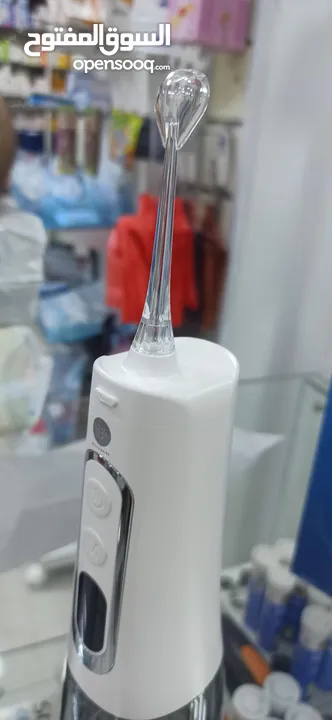 جهاز تنظيف الاسنان بالماء المضغوط