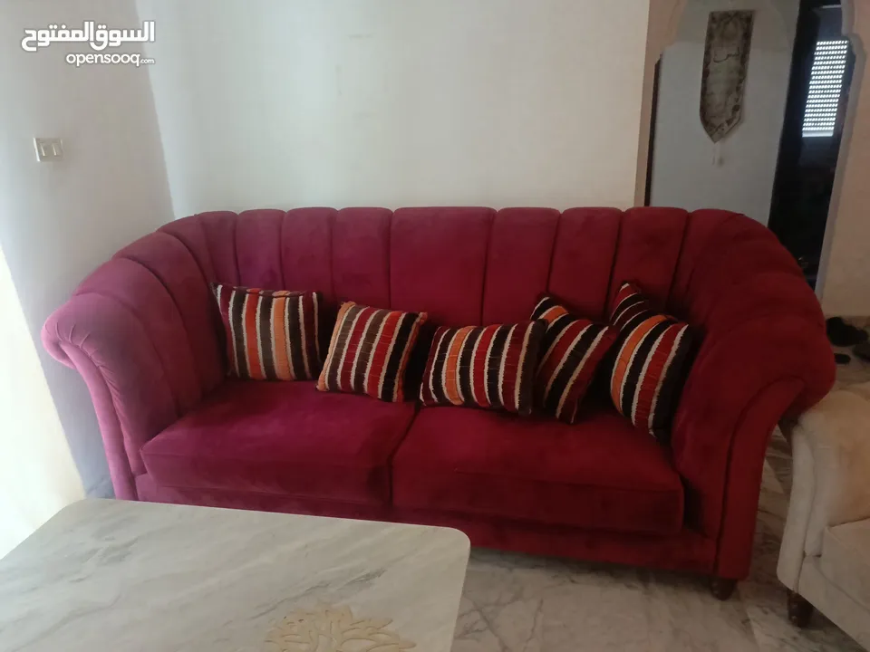 طقم كنب حوض كبير سبع مقاعد بحالة جيدة جدا لا يحتاج صيانة