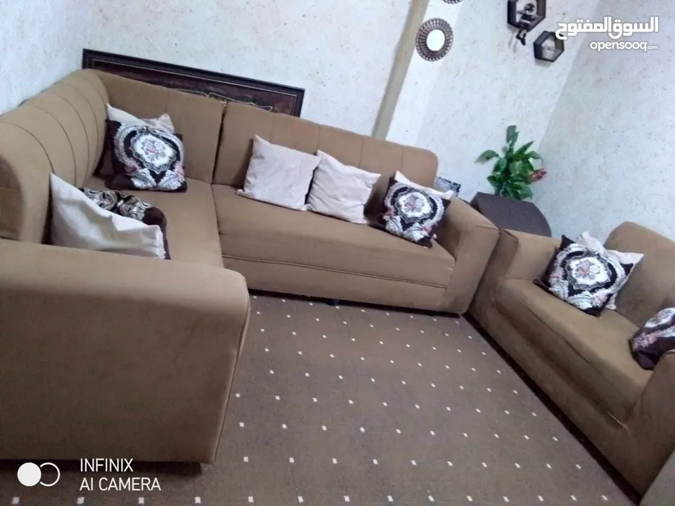 طقم كورنر تفصيل مستعمل 7 مقاعد معاه كرسيتين مفرد خارج الطقم لون عسلي مافيه اي خلل او خدش ومعاه مفرش