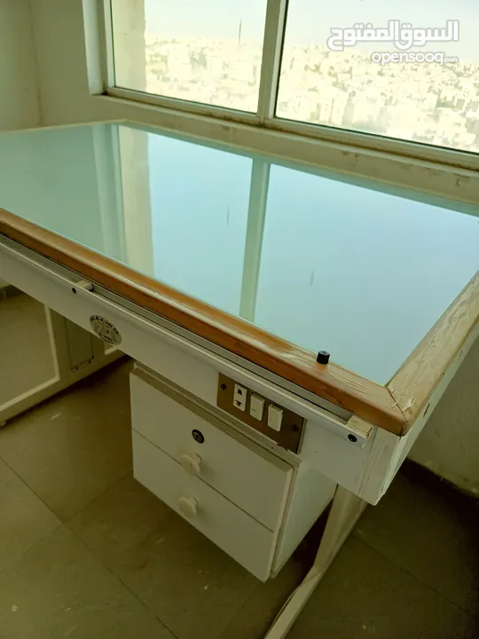 مرسم و طاولة شف (حجم كبير بقياس 130سم x 85 سم) لجميع الاغراض الهندسية.