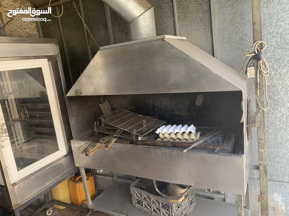 ثلاجه مع عدت مطعم لبيع