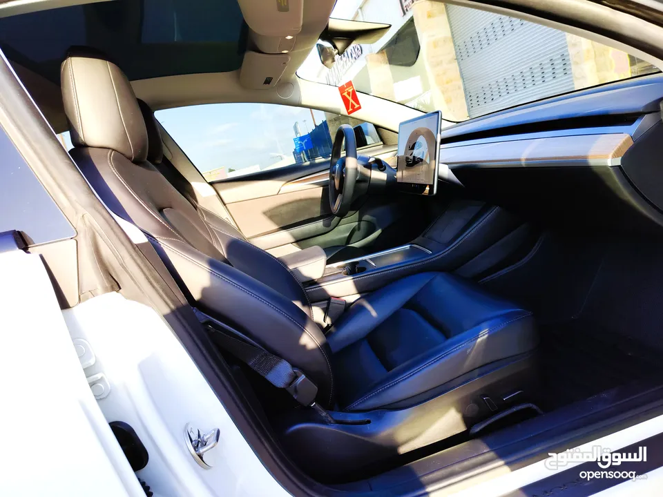 تيسلا 2022 model 3 بحالة الوكالة فحص كامل اوتوسكور +B لون مميز في الحرة للبيع بسعر لقطة ومحرووووق