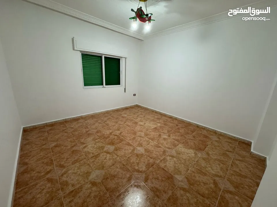شقة أرضية سوبر ديلوكس مع ترس وكراج خاص منطقة جميله وقريبة من الأسواق والخدمات 3 مداخل