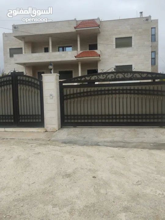 بيت مستقل  4 غرف نوم ماستر روم 4 واجهات حجر بلكونات صالات كراج خزان ماء تدفئه سور حديقه عزل اطلاله ح