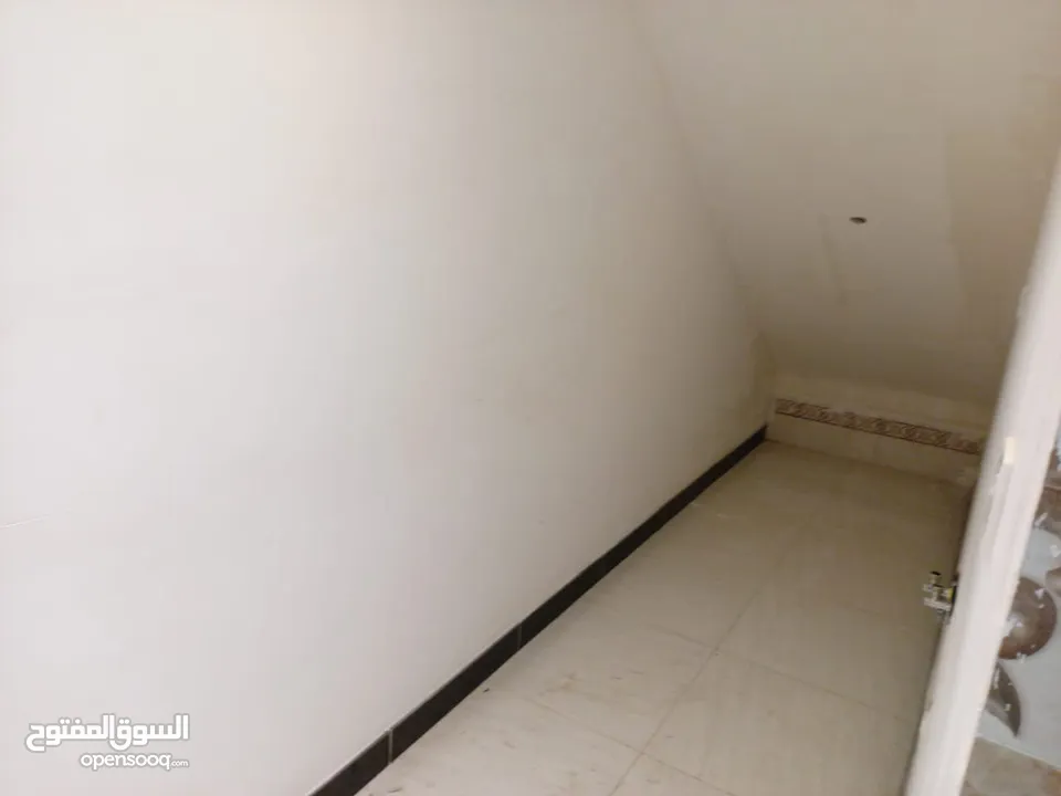 شقة أرضية حديثة للإيجار في مناوي لجم