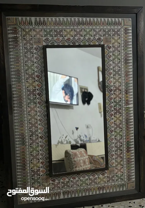 مرايه توضع بزاوية الغرف  وتعلق حجم كبير  وتطريز يدوي والألوان مميزة مع مساند ونفس الالوان للبيع