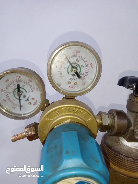 جرة غاز هيليوم للبيع فيها فوق النص مع الساعة