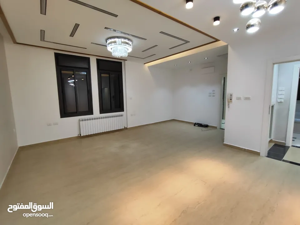 للايجار شقه طابقيه جزء من فيللا بجانب اوريدوو