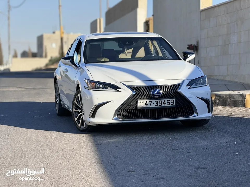 Lexus ‏2019 Es300h limited