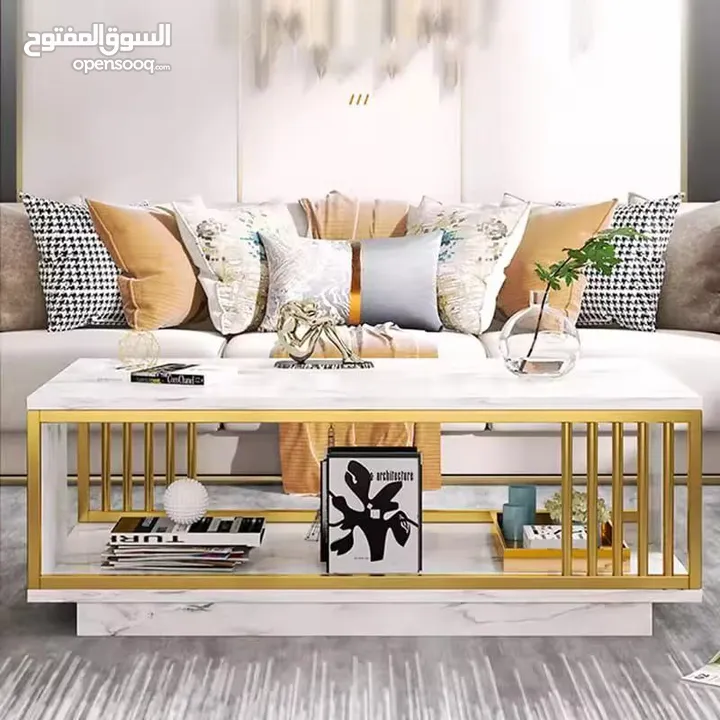 طاولة جانبية خشبية متينة بتصميم رخامي مناسبة لغرفة المعيشة وغرفة استقبال الضيوف.