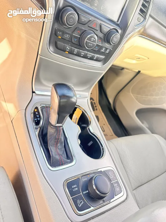 جراند شوروكي 2016 محرك بنزين بقوه 3600cc جير اوتوماتيكي مكون من 8 سرعات نظام دفع رباعي امريكي مميز