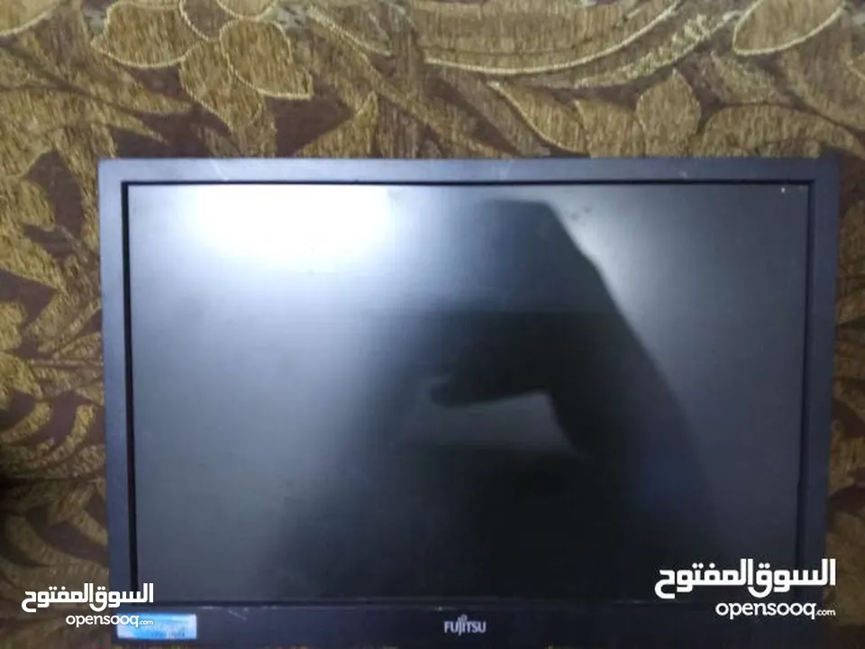 شاشه كمبيوتر داخلها سماعات