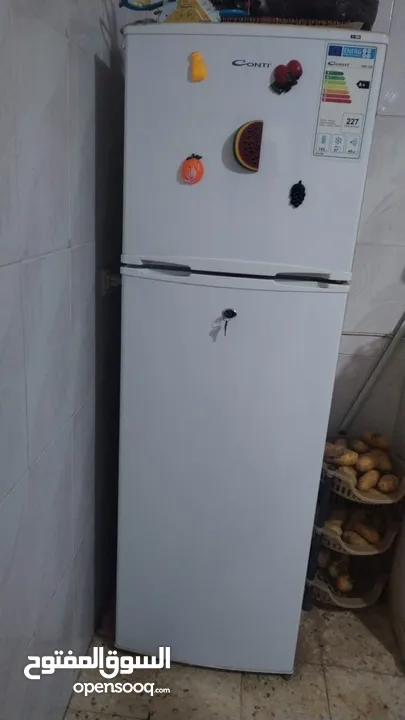 ثلاجه للبيع بحاجة للسفر