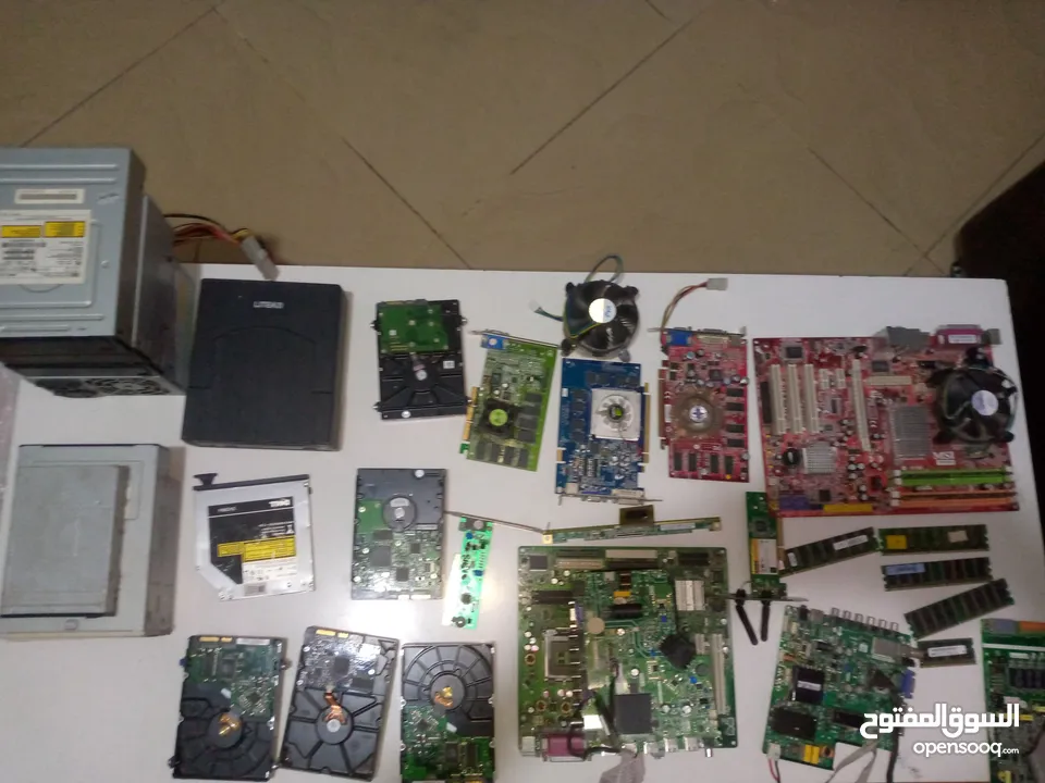 قطع كمبيوتر وطابعه وشاشه كمبيوتر وفوقهم كمان كيس عدد 4 ناقصات قطع الكيس كلهم كوم