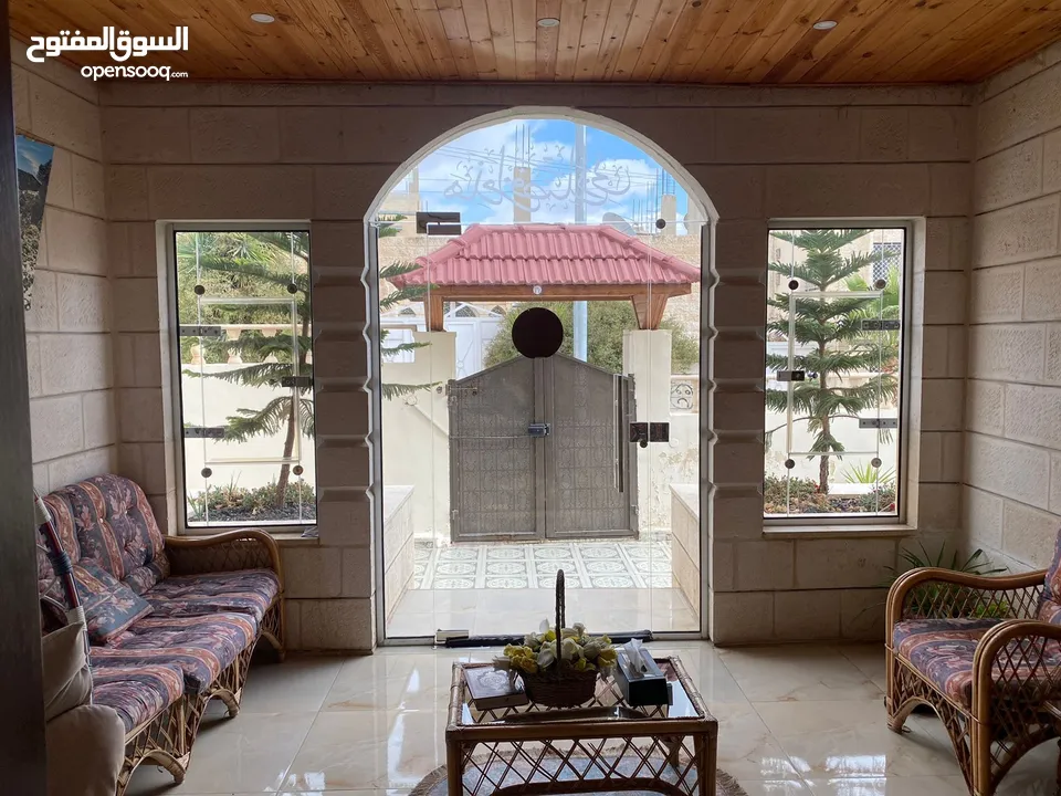 بيت طابقين للبيع