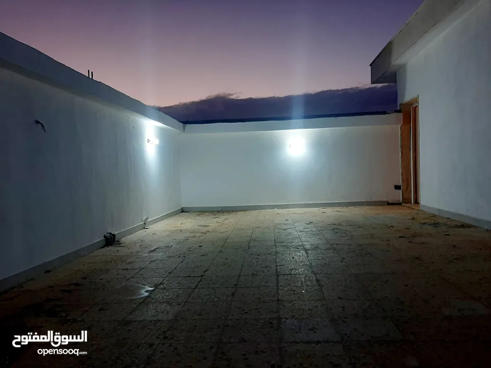 فيلا دوبليكس للبيع في حي قطر ( جها اليمين) لم تسكن بعد - تشطيب سوبر- فخامة 2023 - موقع ممتاز