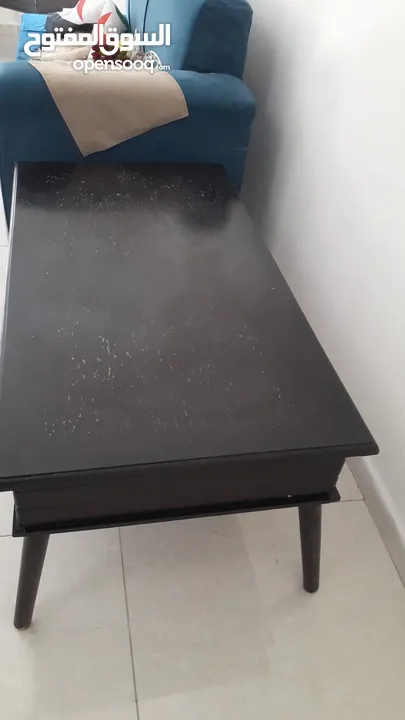 غرفة ضيوف مع 3 طاولات طقم كامل