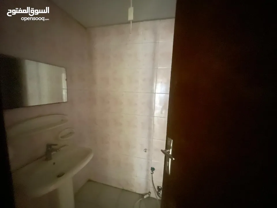 ابو علاء ارخص غرفتين وصالة واكبر مساحة بالمجاز3 بدون تامين للايجار السنوي اطلالة مفتوحه بالقرب من